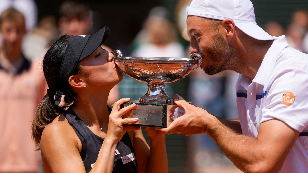 Sicherten sich in Paris den Mixed-Titel: Tim Pütz (r) und Miyu Kato. - Foto: Thibault Camus/AP