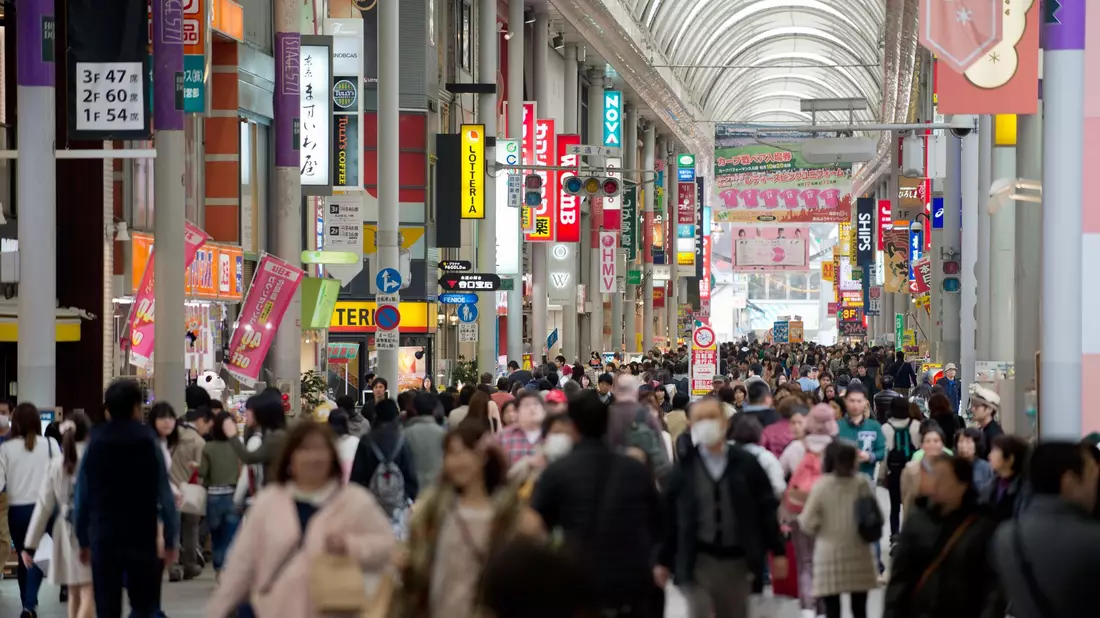 Menschen in einer Einkaufspassage: Die japanische Wirtschaft wird derzeit durch robusten privaten Konsum gestützt. - Bild: picture alliance / dpa