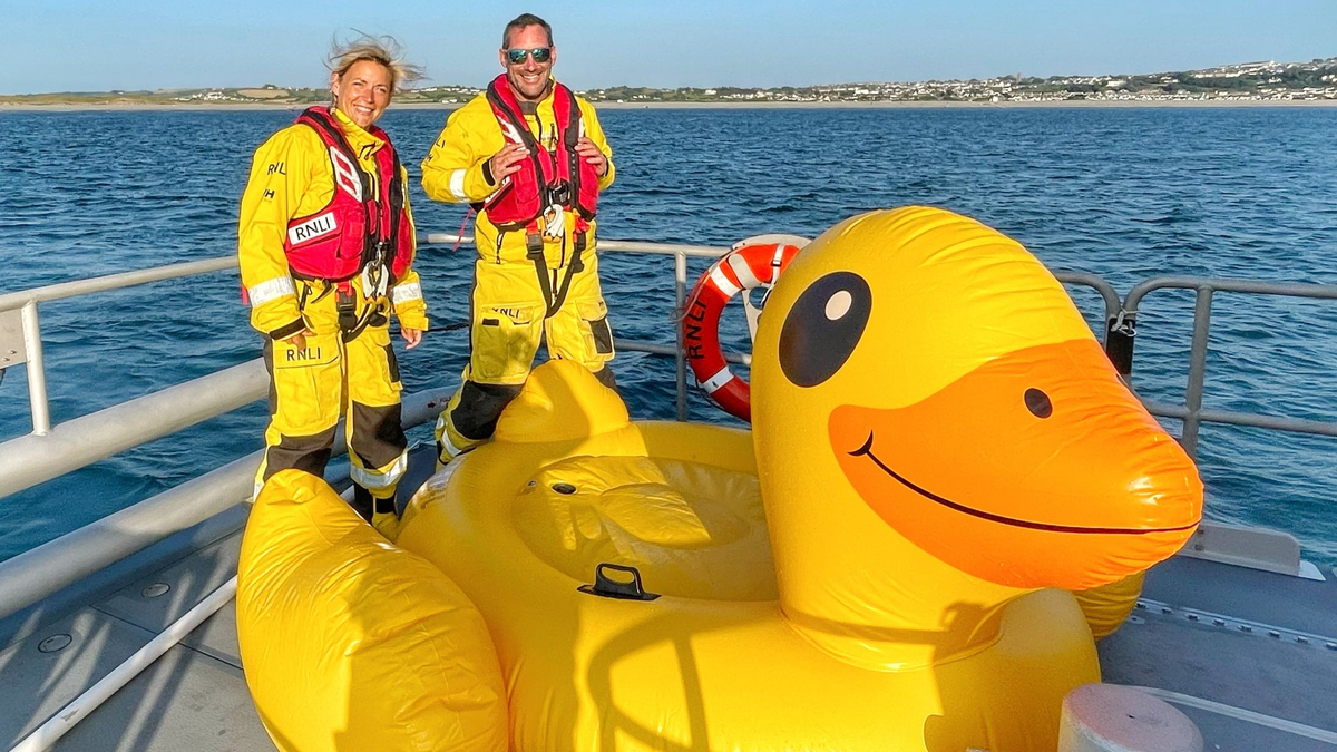 Einsatzkräfte der Rettungsgesellschaft RNLI mit der aufblasbaren Ente «Quakers», die auch gerettet wurde. - Foto: RNLI/dpa