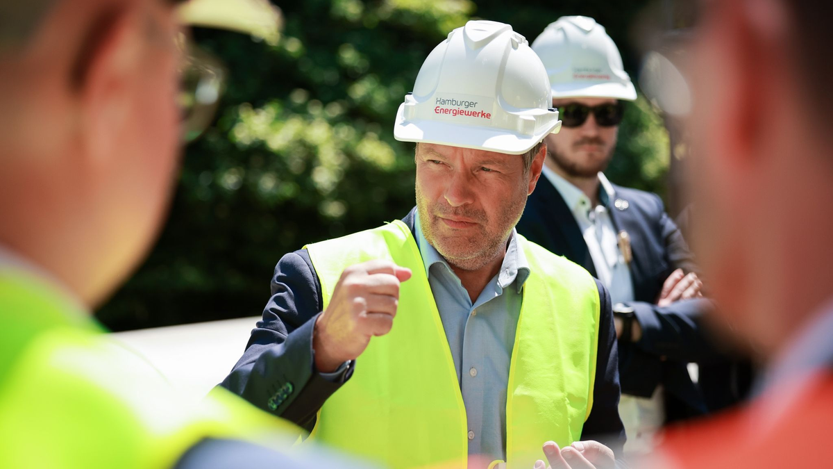 Robert Habeck (Bündnis 90/Die Grünen), Bundesminister für Wirtschaft und Klimaschutz, besucht eine Wind-zu-Wärme-Anlage (Power-to-Heat-Anlage) auf dem Gelände des Heizkraftwerks Wedel bei Hamburg. - Foto: Christian Charisius/dpa