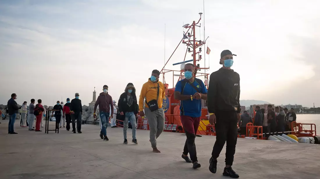 Eine Gruppe maghrebinischer Migranten wartet am Hafen in Malaga, nachdem sie von der spanischen Küstenwache im Mittelmeer gerettet wurde. - Bild: Jesus Merida/SOPA Images via ZUMA Wire/dpa
