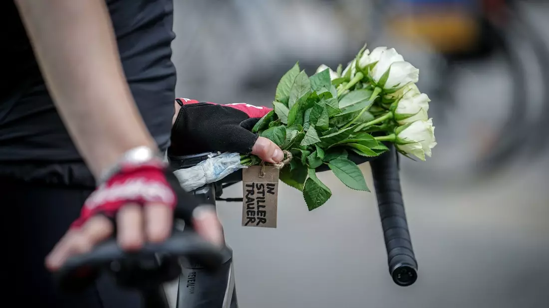 Gedenken an die Amokfahrt am Berliner Kurfürstendamm. - Bild: Kay Nietfeld/dpa