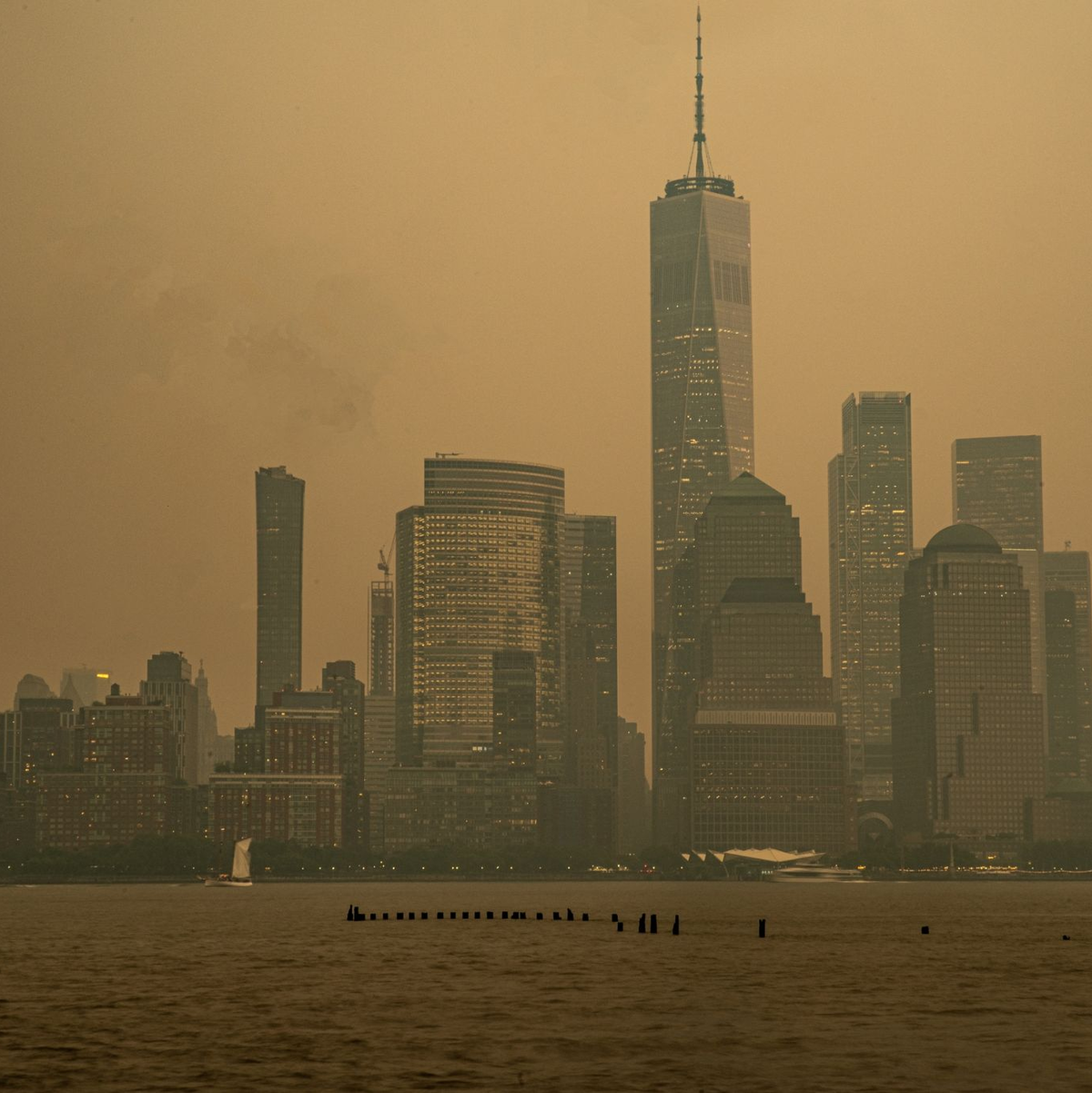Die Skyline von Manhattan ist teilweise vom Rauch der kanadischen Waldbrände verdeckt. - Foto: Matt Davies/PX Imagens via ZUMA Press Wire/dpa