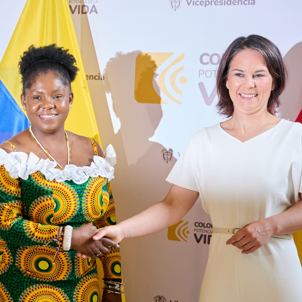 Francia Márquez (l) begrüßt Annalena Baerbock in Cali. - Foto: Annette Riedl/dpa