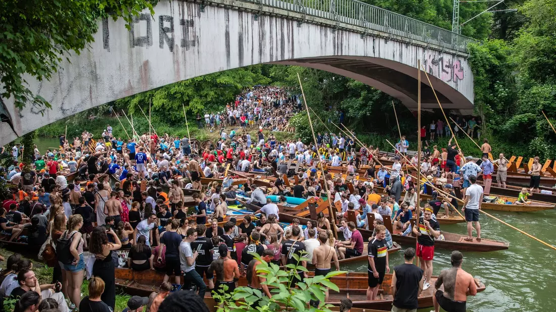 Eng ist's auf dem Neckar während des Stocherkahnrennens. - Bild: Christoph Schmidt/dpa