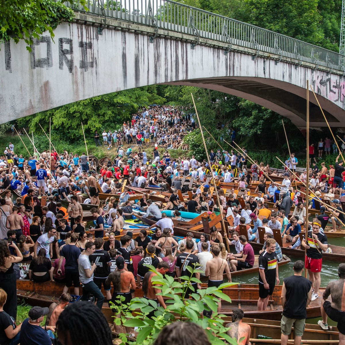 Eng ist's auf dem Neckar während des Stocherkahnrennens. - Foto: Christoph Schmidt/dpa