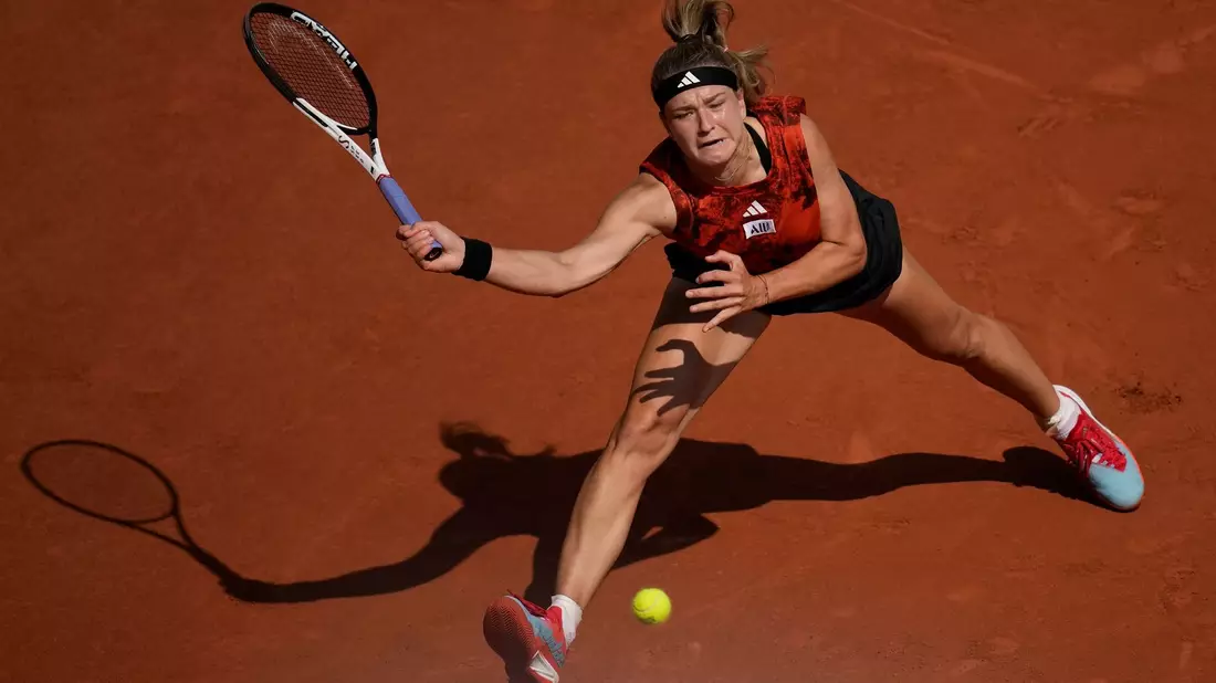 Karolina Muchova steht nach dem Sieg gegen Aryna Sabalenka im Finale der French Open. - Bild: Christophe Ena/AP/dpa