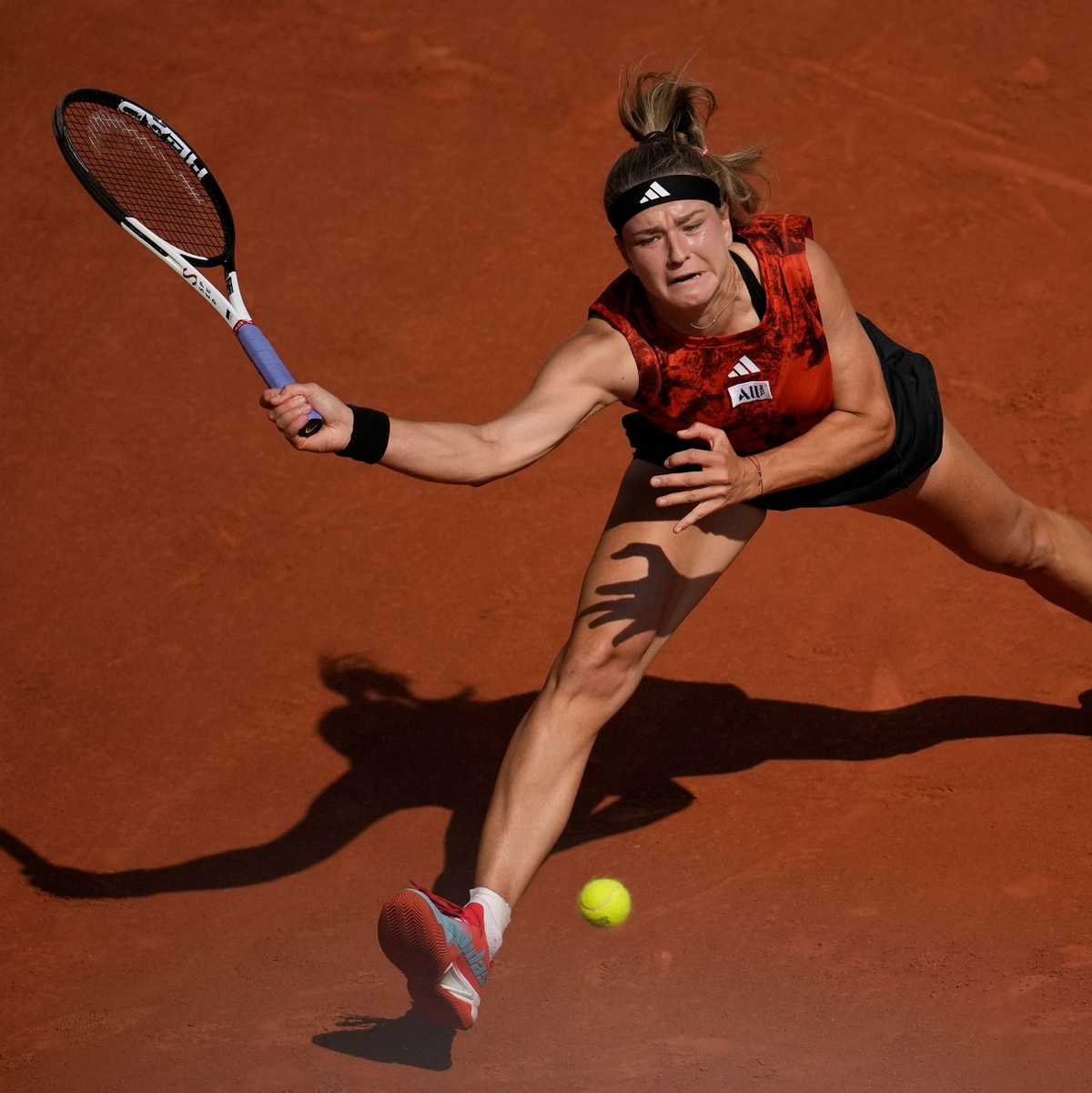 Karolina Muchova steht nach dem Sieg gegen Aryna Sabalenka im Finale der French Open. - Foto: Christophe Ena/AP/dpa