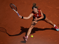 Karolina Muchova steht nach dem Sieg gegen Aryna Sabalenka im Finale der French Open. - Foto: Christophe Ena/AP/dpa