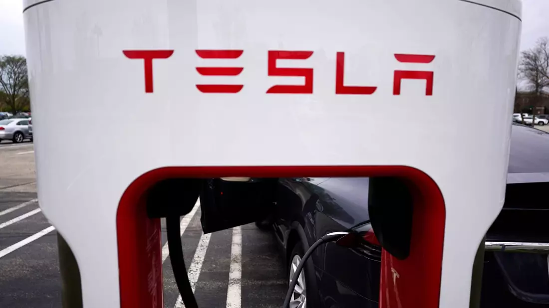 Ein Tesla Supercharger auf dem Parkplatz eines Einkaufszentrums im US-Bundesstat Illinois - Bild: Nam Y. Huh/AP/dpa