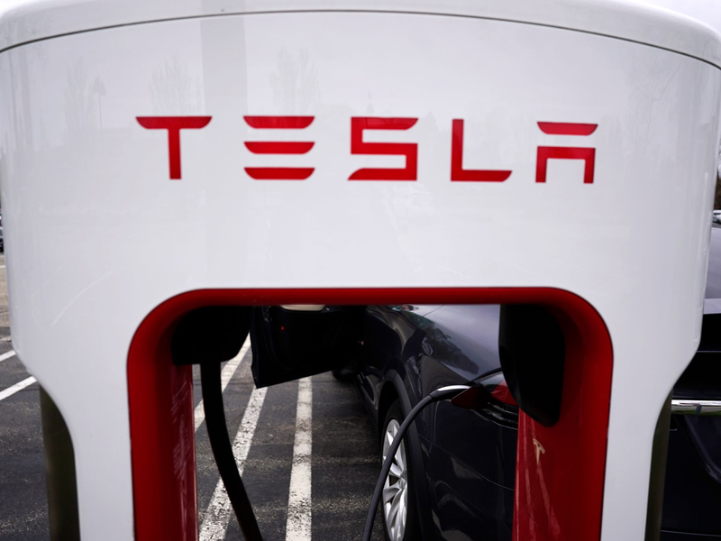 Ein Tesla Supercharger auf dem Parkplatz eines Einkaufszentrums im US-Bundesstat Illinois - Foto: Nam Y. Huh/AP/dpa