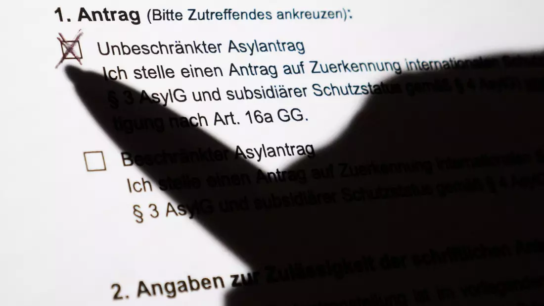 Die Zahl der Asylerstanträge sank im August im Vergleich zum Juli um 5,9 Prozent. (Symbolbild) - Bild: Julian Stratenschulte/dpa