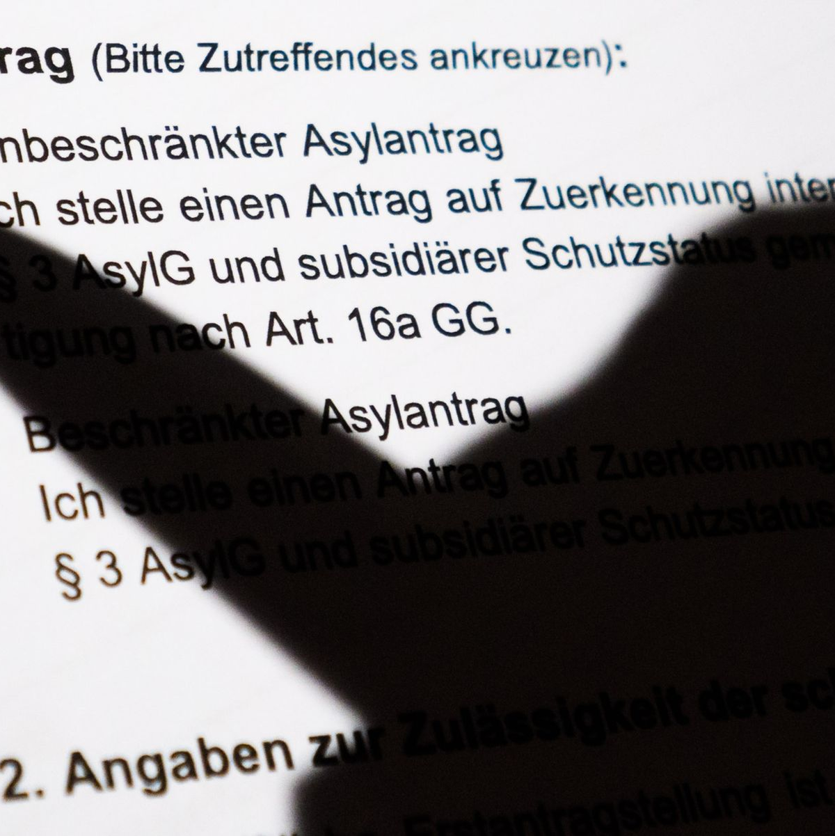 Die Zahl der Asylerstanträge sank im August im Vergleich zum Juli um 5,9 Prozent. (Symbolbild) - Foto: Julian Stratenschulte/dpa