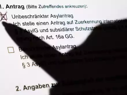Die Zahl der Asylerstanträge sank im August im Vergleich zum Juli um 5,9 Prozent. (Symbolbild) - Foto: Julian Stratenschulte/dpa