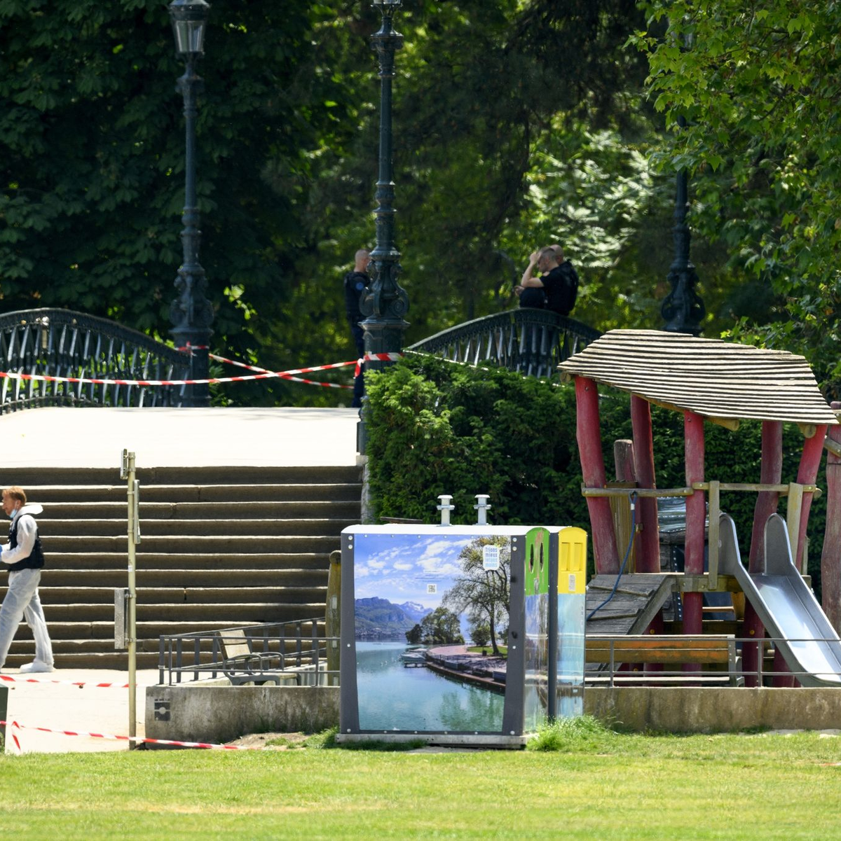 Ermittler untersuchen den Tatort im ostfranzösischen Annecy. - Foto: Jean-Christophe Bott/KEYSTONE/dpa