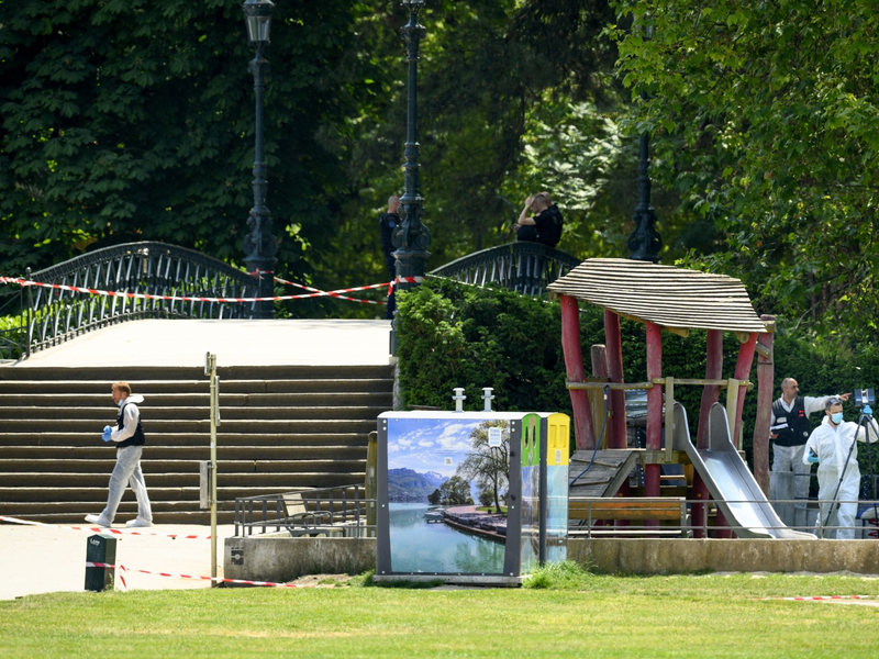 Ermittler untersuchen den Tatort im ostfranzösischen Annecy. - Foto: Jean-Christophe Bott/KEYSTONE/dpa