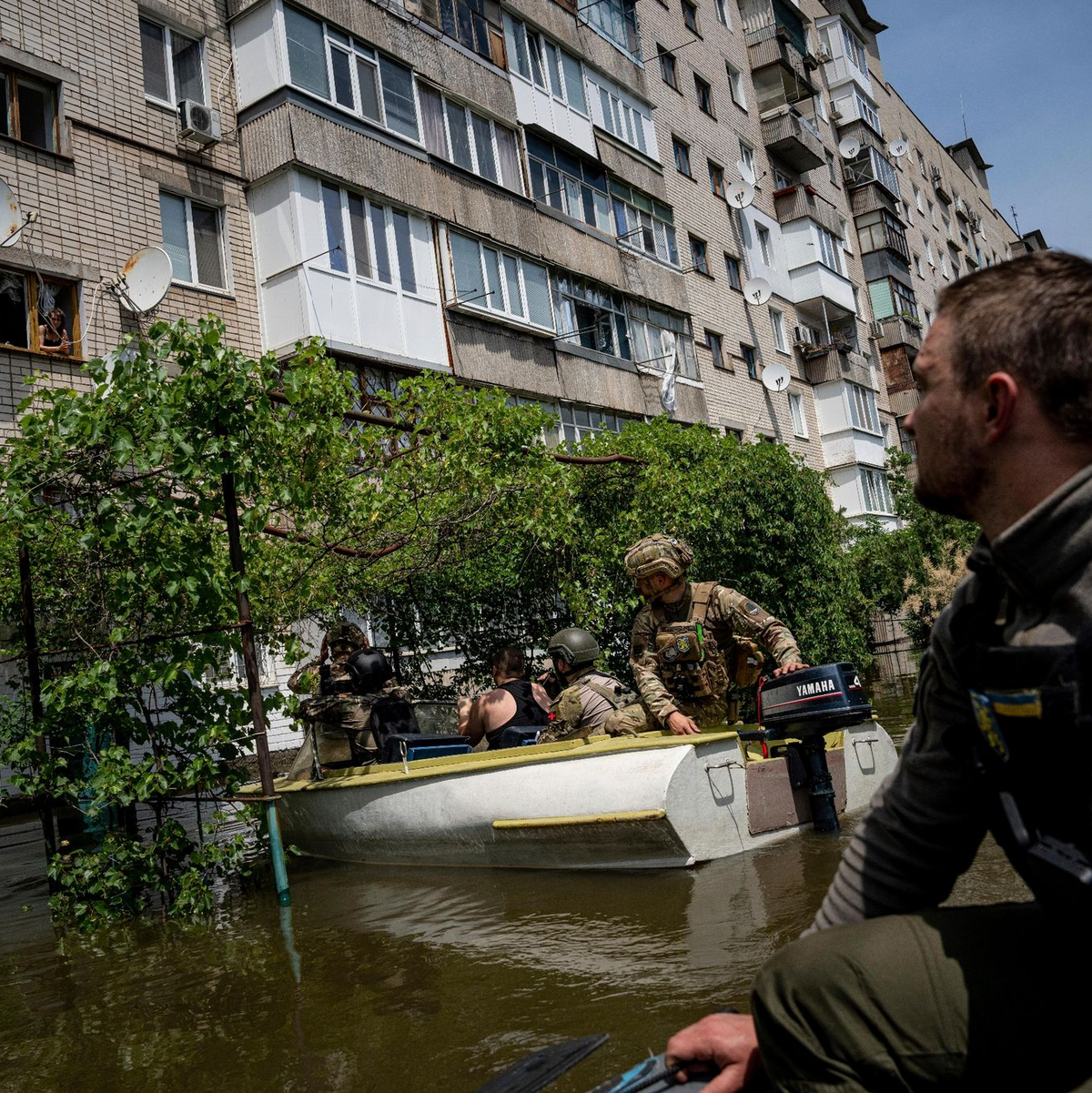 Evakuierung in einem überfluteten Stadtteil von Cherson. - Foto: Evgeniy Maloletka/AP/dpa