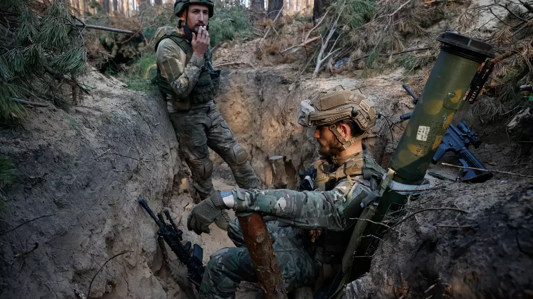 Ukrainische Soldaten ruhen sich in einem Graben an der Frontlinie nahe Kreminna aus. - Bild: Roman Chop/AP/dpa