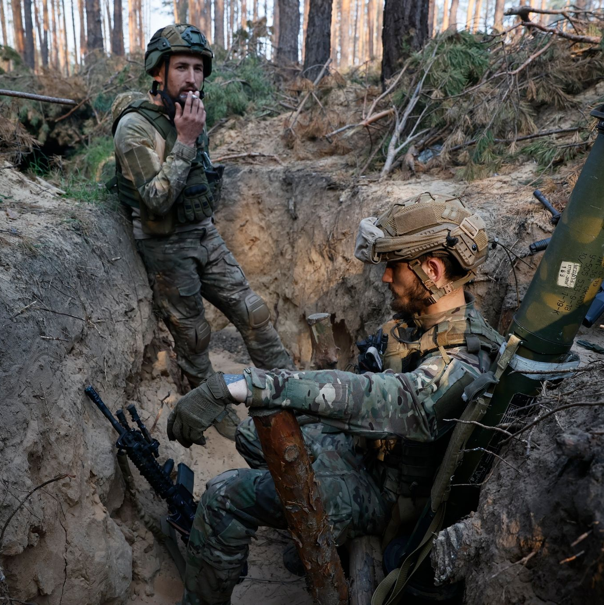 Ukrainische Soldaten ruhen sich in einem Graben an der Frontlinie nahe Kreminna aus. - Foto: Roman Chop/AP/dpa