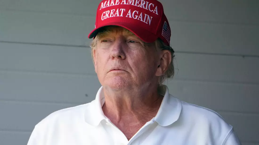 Ex-US-Präsident Donald Trump spricht auf dem Flughafen von Atlanta mit Reportern. - Bild: Alex Brandon/AP