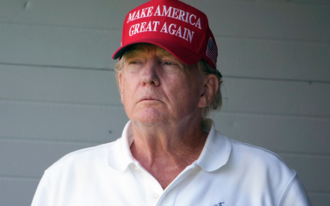 Ex-US-Präsident Donald Trump auf dem Gelände des Trump National Golf Club in Virginia. - Foto: Alex Brandon/AP