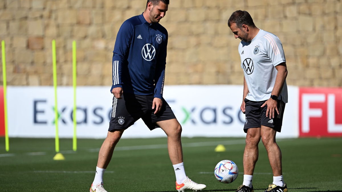 Bundestrainer Hansi Flick (r) verzichtete zum 1000. DFB-Länderspiel auf BVB-Profi Niklas Süle. - Foto: Federico Gambarini/dpa