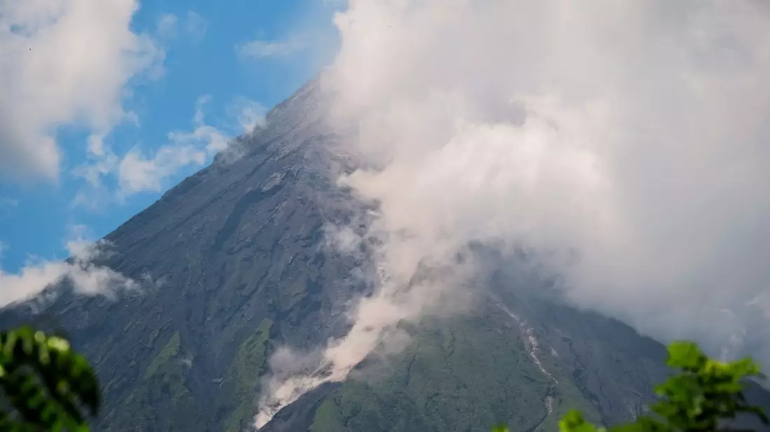 Das philippinische Institut für Vulkanologie und Seismologie erhöht den Status des Vulkans Mayon wegen «erhöhter Tendenz zu einer gefährlichen Eruption» auf Alarmstufe 3. - Bild: John Michael Magdasoc/AP/dpa
