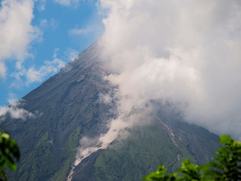 Das philippinische Institut für Vulkanologie und Seismologie erhöht den Status des Vulkans Mayon wegen «erhöhter Tendenz zu einer gefährlichen Eruption» auf Alarmstufe 3. - Foto: John Michael Magdasoc/AP/dpa