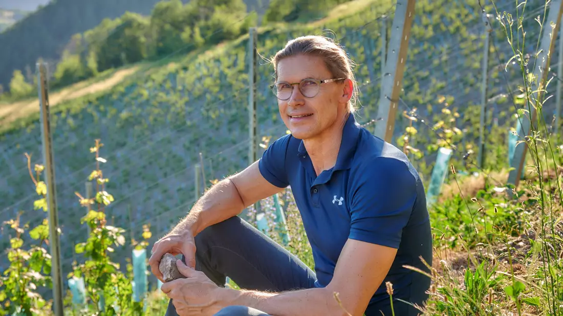 Roman Niewodniczanski, Inhaber des Weinguts Van Volxem an Saar und Mosel. - Bild: Van Volxem/dpa