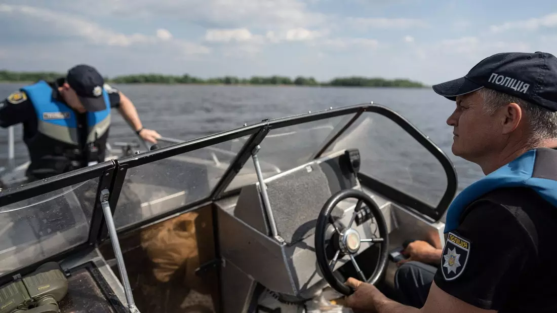 Polizisten bei der Patrouille im Bereich des Kachowka-Stausees am Fluss Dnipro. - Bild: Evgeniy Maloletka/AP/dpa
