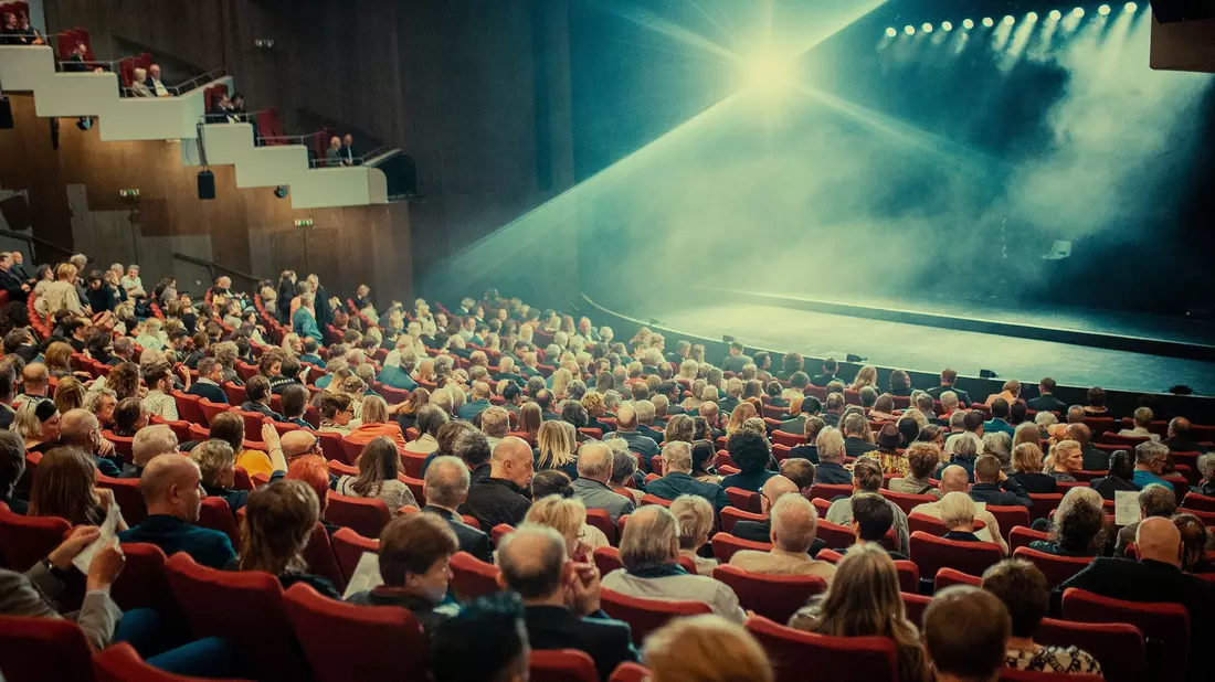 Blick in den Zuschauerraum des Ruhrfestspielhauses in Recklinghausen. Das Theater-, Musik- und Tanzfestival endet am Sonntag. - Bild: Maria Koltschin, Nina Wichard/Ruhrfestspiele/dpa