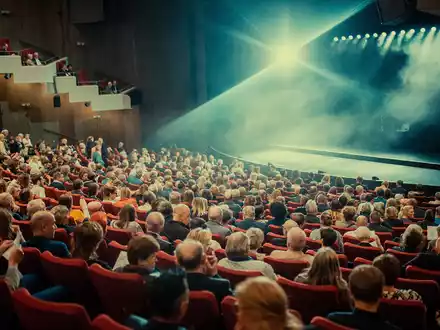 Blick in den Zuschauerraum des Ruhrfestspielhauses in Recklinghausen. Das Theater-, Musik- und Tanzfestival endet am Sonntag. - Foto: Maria Koltschin, Nina Wichard/Ruhrfestspiele/dpa