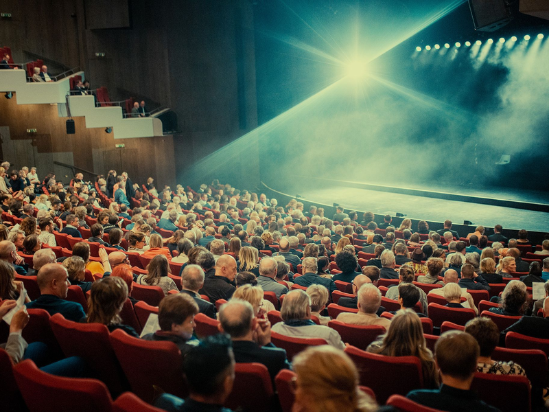 Blick in den Zuschauerraum des Ruhrfestspielhauses in Recklinghausen. Das Theater-, Musik- und Tanzfestival endet am Sonntag. - Foto: Maria Koltschin, Nina Wichard/Ruhrfestspiele/dpa