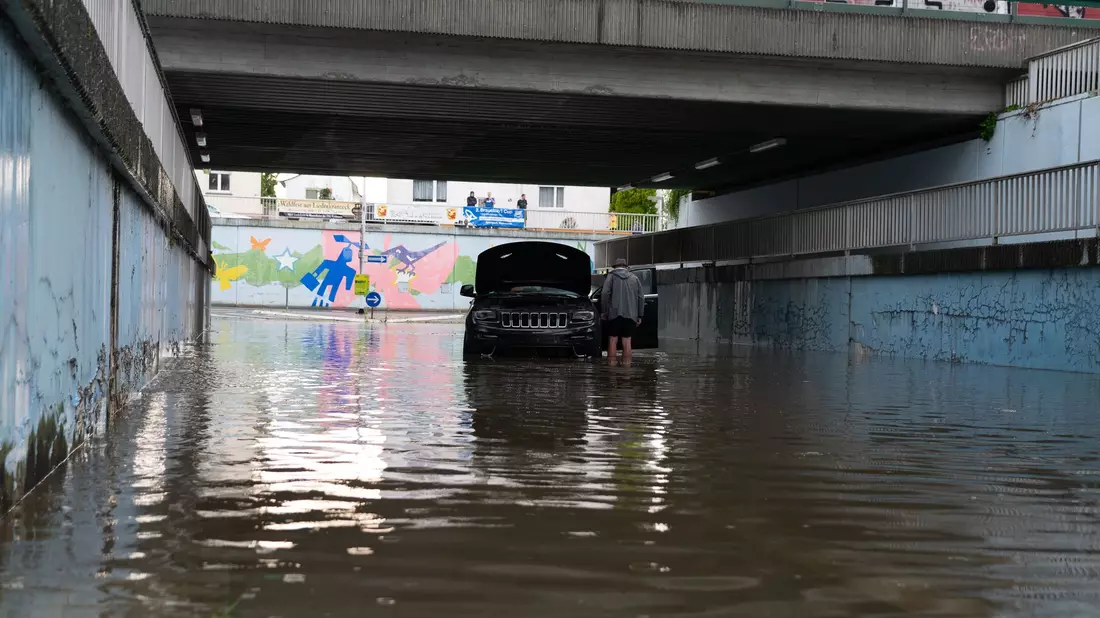 Ein Auto steht in einer überschwemmten Unterführung in Darmstadt. Heftige Gewitter mit Starkregen haben vor allem in Südhessen Schäden angerichtet. - Bild: --/5VISION.NEWS/dpa
