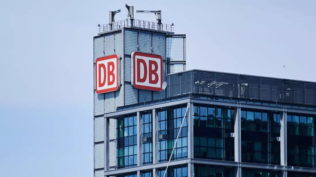 Das Logo der Deutschen Bahn am Hauptbahnhof in Berlin: Kommende Woche wollen die Deutsche Bahn (DB) und die Eisenbahn- und Verkehrsgewerkschaft (EVG) in eine besonders lange Verhandlungsrunde gehen - Bild: Annette Riedl/dpa