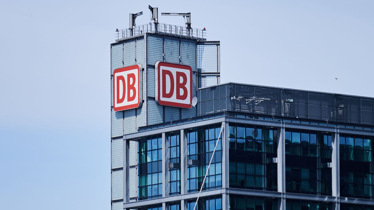 Das Logo der Deutschen Bahn am Hauptbahnhof in Berlin: Kommende Woche wollen die Deutsche Bahn (DB) und die Eisenbahn- und Verkehrsgewerkschaft (EVG) in eine besonders lange Verhandlungsrunde gehen - Foto: Annette Riedl/dpa
