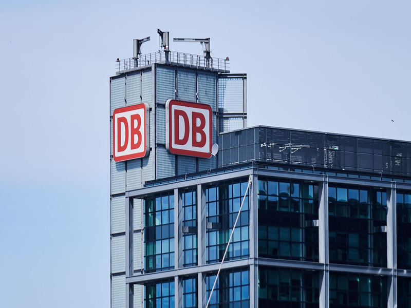 Das Logo der Deutschen Bahn am Hauptbahnhof in Berlin: Kommende Woche wollen die Deutsche Bahn (DB) und die Eisenbahn- und Verkehrsgewerkschaft (EVG) in eine besonders lange Verhandlungsrunde gehen - Foto: Annette Riedl/dpa