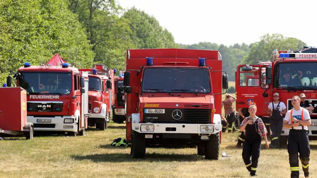 In Göldenitz in Mecklenburg-Vorpommern stehen Fahrzeuge für den weiteren Einsatz gegen den Wald- und Moorbrand bereit. - Bild: Bernd Wüstneck/dpa