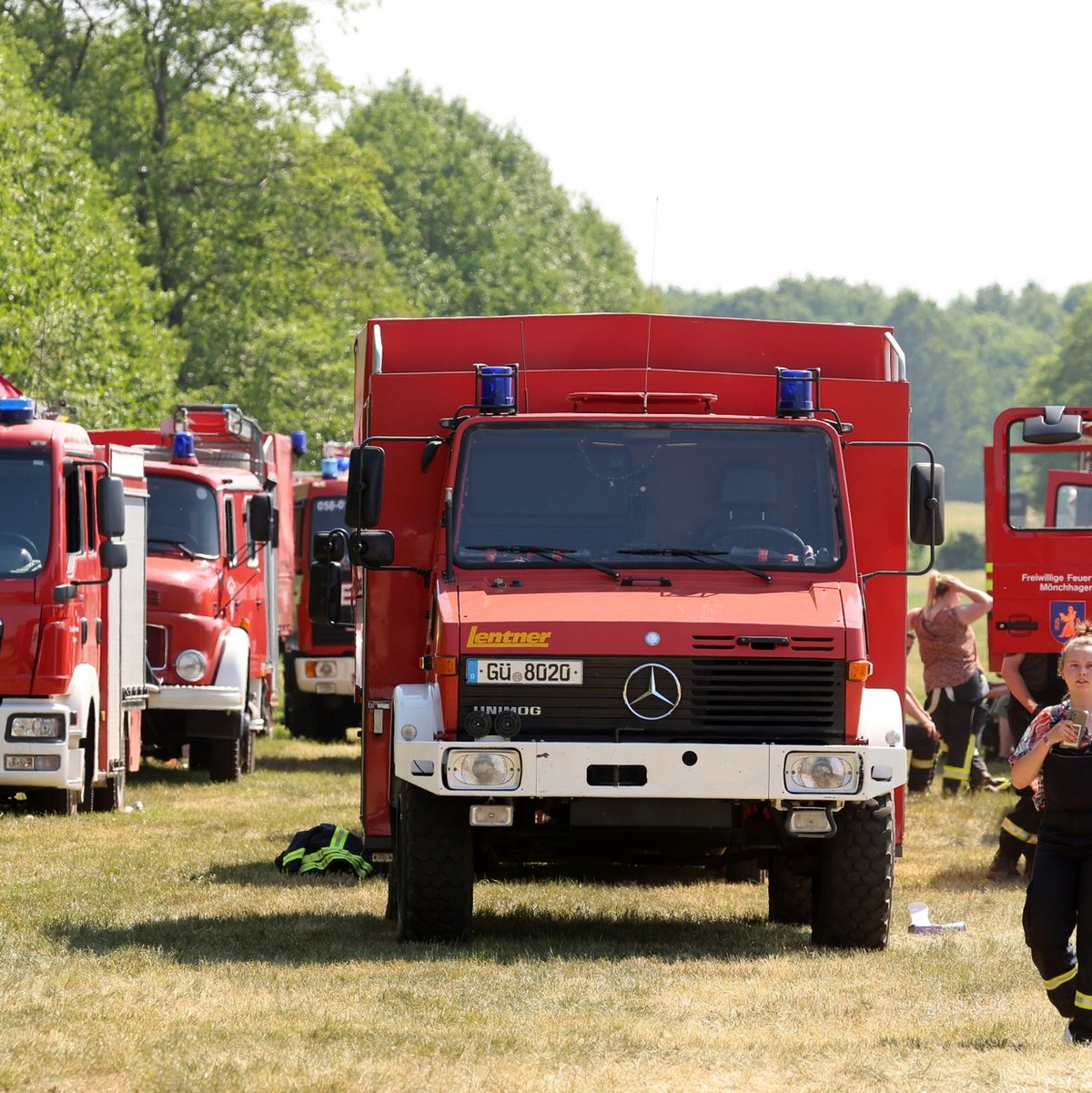 In Göldenitz in Mecklenburg-Vorpommern stehen Fahrzeuge für den weiteren Einsatz gegen den Wald- und Moorbrand bereit. - Foto: Bernd Wüstneck/dpa