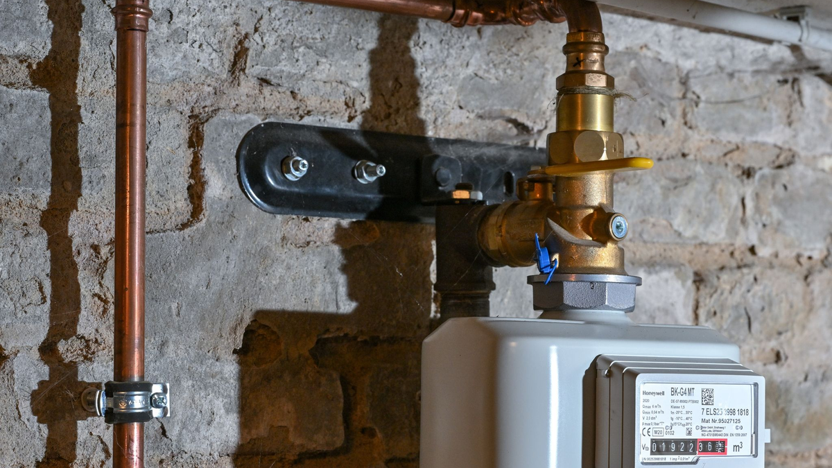 Ein Gaszähler in einem Keller eines Einfamilienhauses. - Foto: Patrick Pleul/dpa