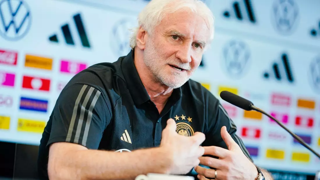 Nimmt das DFB-Team in die Pflicht: Direktor Rudi Völler. - Bild: Uwe Anspach/dpa