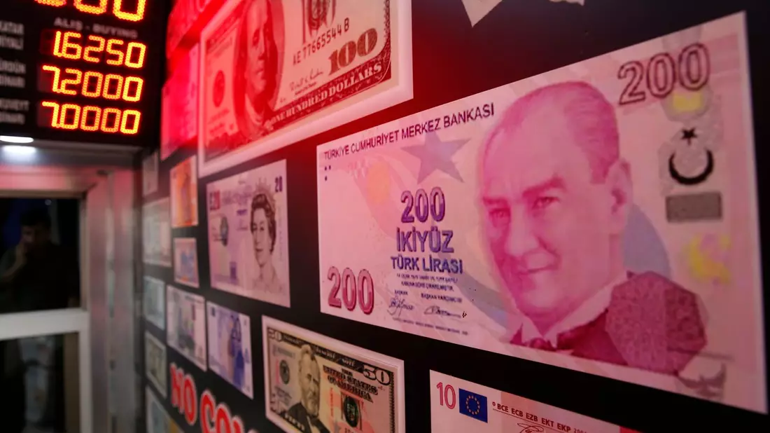 Kopie einer 200-Lira-Banknote mit einem Foto des Gründers der Republik Türkei, Mustafa Kemal Atatürk, in einer Wechselstube in Istanbul. - Bild: Lefteris Pitarakis/AP/dpa