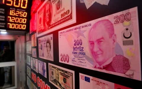 Kopie einer 200-Lira-Banknote mit einem Foto des Gründers der Republik Türkei, Mustafa Kemal Atatürk, in einer Wechselstube in Istanbul. - Foto: Lefteris Pitarakis/AP/dpa