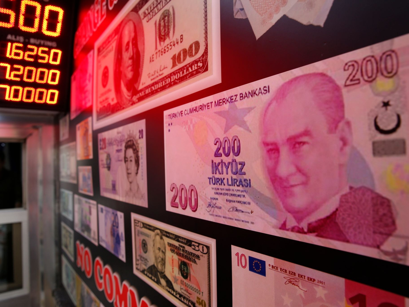 Kopie einer 200-Lira-Banknote mit einem Foto des Gründers der Republik Türkei, Mustafa Kemal Atatürk, in einer Wechselstube in Istanbul. - Foto: Lefteris Pitarakis/AP/dpa