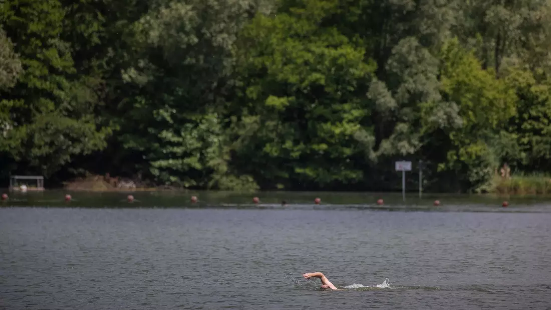 Der Badesee Plüderhausen (Baden-Württemberg) lädt zum Schwimmen ein. - Bild: Christoph Schmidt/dpa