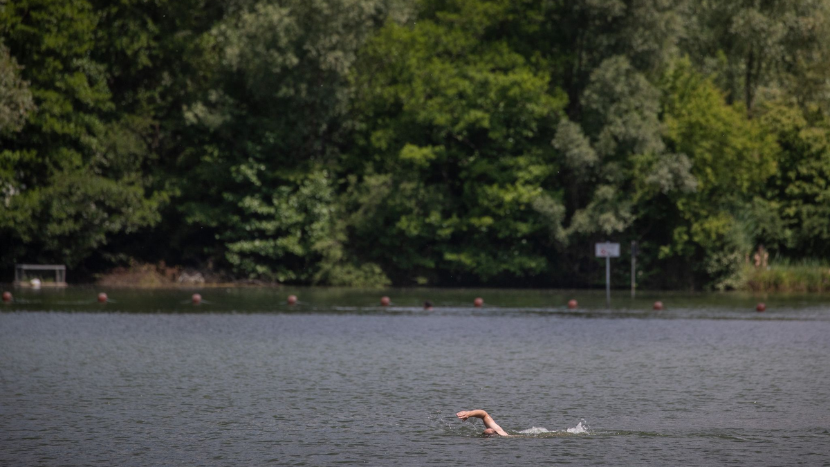Der Badesee Plüderhausen (Baden-Württemberg) lädt zum Schwimmen ein. - Foto: Christoph Schmidt/dpa
