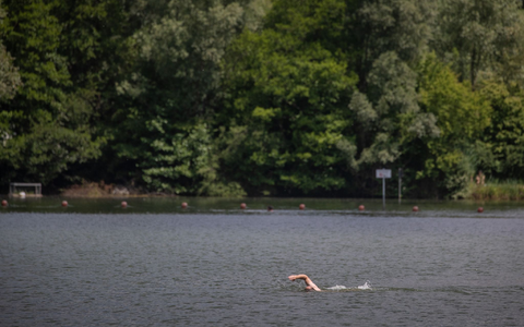 Der Badesee Plüderhausen (Baden-Württemberg) lädt zum Schwimmen ein. - Foto: Christoph Schmidt/dpa