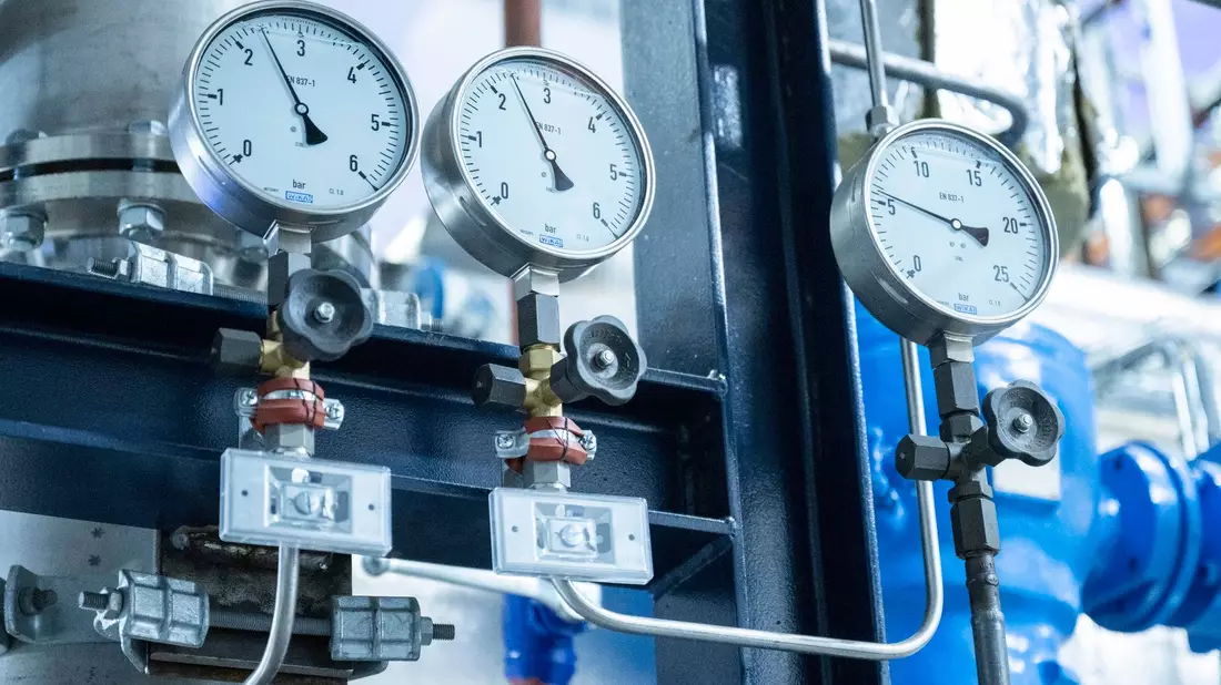 Ein Heizkraftwerk: Wärmenetze können angeschlossene Haushalte mit Energie versorgen. - Bild: Christophe Gateau/dpa
