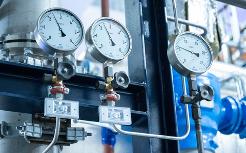 Ein Heizkraftwerk: Wärmenetze können angeschlossene Haushalte mit Energie versorgen. - Foto: Christophe Gateau/dpa