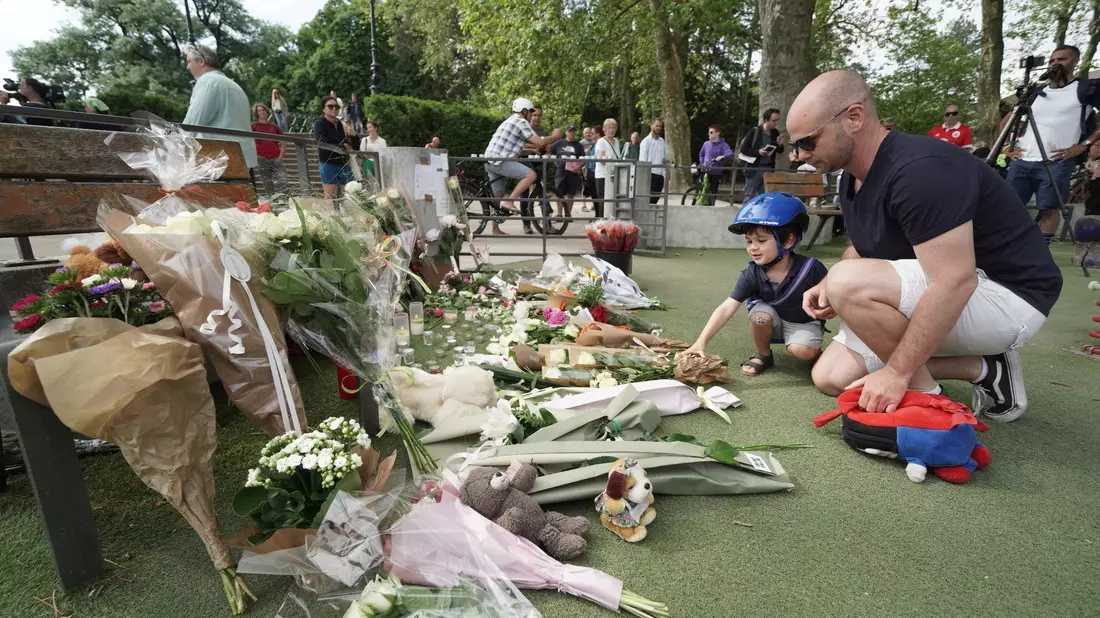 Nach dem Messerangriff in Annecy haben Menschen in der Nähe des Tatorts Blumen und Kuscheltiere abgelegt und gedenken der Opfer. - Bild: Peter Byrne/PA Wire/dpa